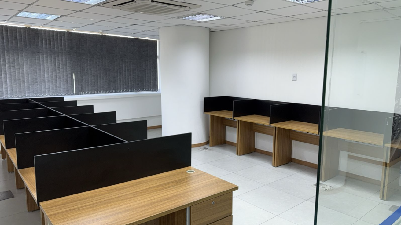 Mobiliado de 925m² no Centro (C)
